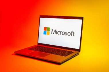 Prag, Çek Cumhuriyeti - 02 21 2025: Microsoft logosunu gösteren dizüstü bilgisayar.