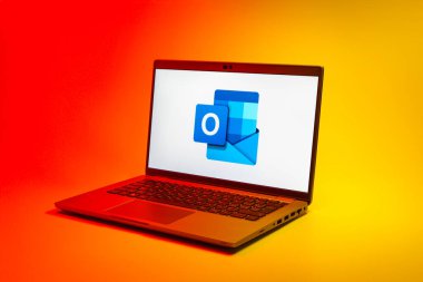 Prag, Çek Cumhuriyeti - 02 21 2025: Laptop Outlook logosunu gösteriyor.