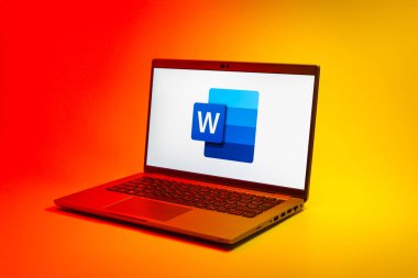 Prag, Çek Cumhuriyeti - 02 21 2025: Kelime logosunu gösteren dizüstü bilgisayar.