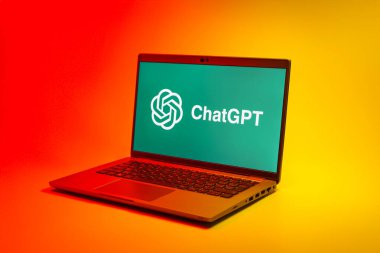 Prag, Çek Cumhuriyeti - 02 21 2025: ChatGPT logosunu gösteren dizüstü bilgisayar.