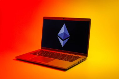 Prag, Çek Cumhuriyeti - 02 21 2025: Ethereum logosunu gösteren dizüstü bilgisayar.
