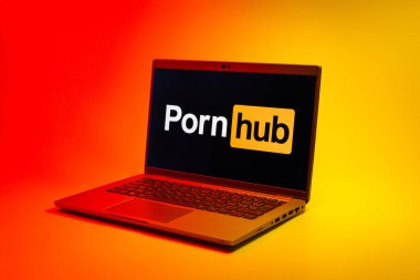Prag, Çek Cumhuriyeti - 02 21 2025: Pornhub logosunu gösteren dizüstü bilgisayar.