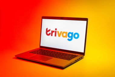 Prag, Çek Cumhuriyeti - 02 21 2025: Trivago logosunu gösteren dizüstü bilgisayar.