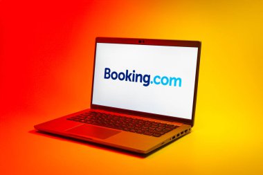 Prag, Çek Cumhuriyeti - 02 21 2025: Booking.com logosunu gösteren dizüstü bilgisayar.