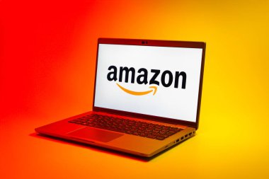 Prag, Çek Cumhuriyeti - 02 21 2025: Amazon logosunu gösteren dizüstü bilgisayar.