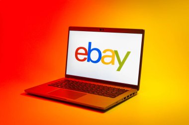 Prag, Çek Cumhuriyeti - 02 21 2025: Ebay logosunu gösteren dizüstü bilgisayar.