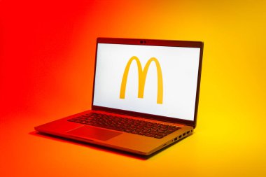 Prag, Çek Cumhuriyeti - 02 21 2025: McDonalds logosunu gösteren dizüstü bilgisayar.