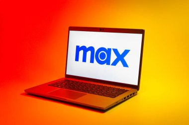 Prag, Çek Cumhuriyeti - 02-21-2025: Max logosunu gösteren dizüstü bilgisayar.