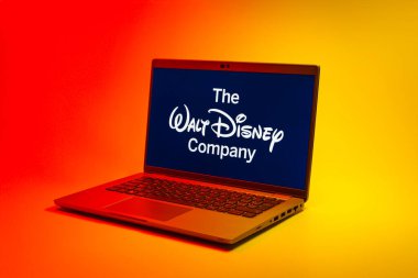 Prag, Çek Cumhuriyeti - 02 21 2025: Walt Disney logosunu gösteren dizüstü bilgisayar.