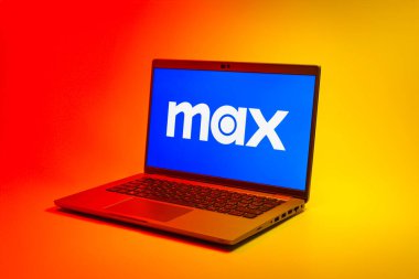 Prag, Çek Cumhuriyeti - 02-21-2025: Max logosunu gösteren dizüstü bilgisayar.