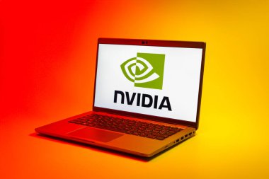Prag, Çek Cumhuriyeti - 02 21 2025: NVIDIA logosunu gösteren dizüstü bilgisayar.