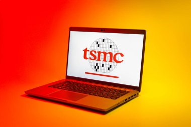 Prag, Çek Cumhuriyeti - 02 21 2025: TSMC logosunu gösteren dizüstü bilgisayar.