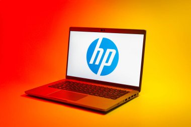 Prag, Çek Cumhuriyeti - 02-21-2025: Hewlett-Packard logosunu gösteren dizüstü bilgisayar.