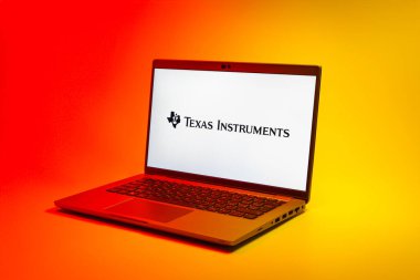 Prag, Çek Cumhuriyeti - 02 21 2025: Dizüstü bilgisayarda Teksas Enstrümanları logosu görülüyor.