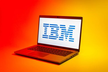 Prag, Çek Cumhuriyeti - 02 21 2025: Yüzeyde IBM logosu gösteren dizüstü bilgisayar.