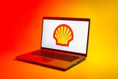 Prag, Çek Cumhuriyeti - 02 21 2025: Kabuk logosunu gösteren dizüstü bilgisayar.