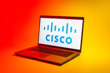 Prag, Çek Cumhuriyeti - 02 21 2025: Cisco logosunu gösteren dizüstü bilgisayar.