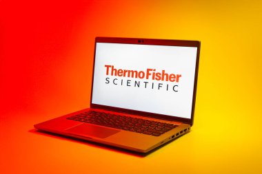 Prag, Çek Cumhuriyeti - 02 21 2025: Yüzeyde dizüstü bilgisayar Termo Fisher Scientific logosunu gösteriyor.