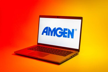Prag, Çek Cumhuriyeti - 02 21 2025: Amgen logosunu gösteren dizüstü bilgisayar.