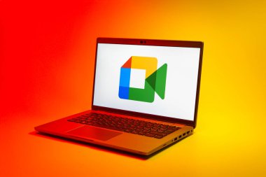 Prag, Çek Cumhuriyeti - 02 21 2025: Google Meet logosunu gösteren dizüstü bilgisayar.