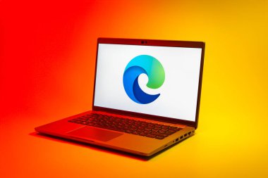 Prag, Çek Cumhuriyeti - 02 21 2025: Edge logosunu gösteren dizüstü bilgisayar.