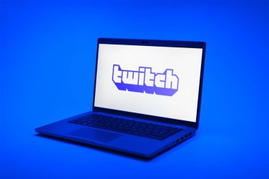 Prag, Çek Cumhuriyeti - 02 21 2025: Twitch logosunu gösteren dizüstü bilgisayar.