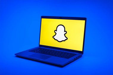 Prag, Çek Cumhuriyeti - 02 21 2025: Snapchat logosunu gösteren dizüstü bilgisayar.
