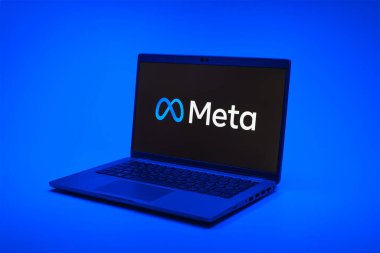 Prag, Çek Cumhuriyeti - 02 21 2025: Meta logosunu gösteren dizüstü bilgisayar.