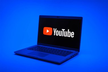 Prag, Çek Cumhuriyeti - 02 21 2025: Youtube logosunu gösteren dizüstü bilgisayar.