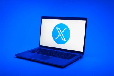 Prag, Çek Cumhuriyeti - 02 21 2025: X logosu gösteren dizüstü bilgisayar.