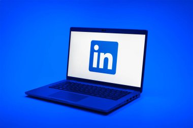 Prag, Çek Cumhuriyeti - 02 21 2025: LinkedIn logosunu gösteren dizüstü bilgisayar.