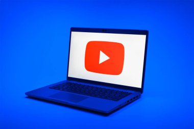 Prag, Çek Cumhuriyeti - 02 21 2025: Youtube logosunu gösteren dizüstü bilgisayar.