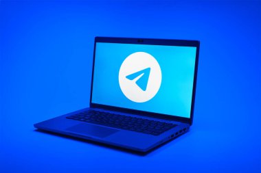 Prag, Çek Cumhuriyeti - 02 21 2025: Telegram logosunu gösteren dizüstü bilgisayar.