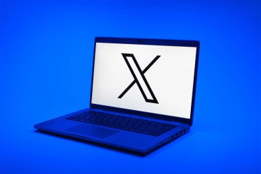 Prag, Çek Cumhuriyeti - 02 21 2025: X logosu gösteren dizüstü bilgisayar.