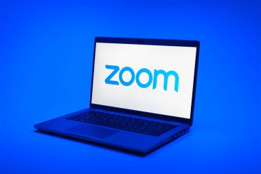 Prag, Çek Cumhuriyeti - 02 21 2025: Zoom logosunu gösteren dizüstü bilgisayar.