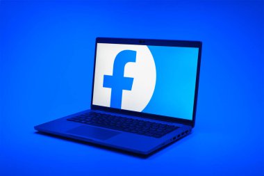 Prag, Çek Cumhuriyeti - 02 21 2025: Facebook logosunu gösteren dizüstü bilgisayar.