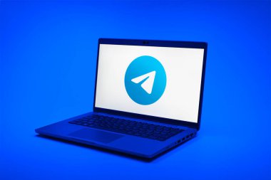 Prag, Çek Cumhuriyeti - 02 21 2025: Telegram logosunu gösteren dizüstü bilgisayar.