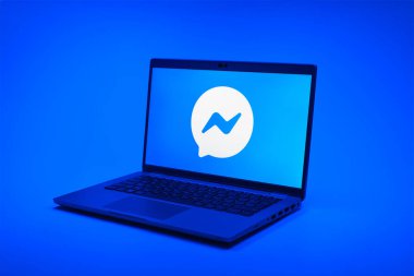 Prag, Çek Cumhuriyeti - 02-21-2025: Elçi logosunu gösteren dizüstü bilgisayar.