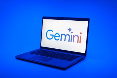 Prag, Çek Cumhuriyeti - 02 21 2025: Gemini logosunu gösteren dizüstü bilgisayar.