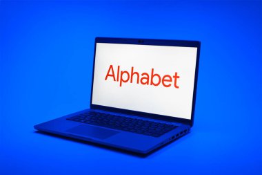 Prag, Çek Cumhuriyeti - 02 21 2025: Alfabe logosunu gösteren dizüstü bilgisayar.