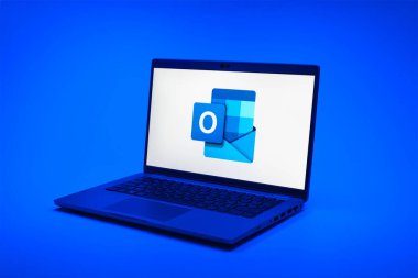 Prag, Çek Cumhuriyeti - 02 21 2025: Laptop Outlook logosunu gösteriyor.