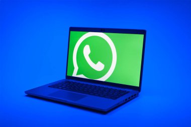 Prag, Çek Cumhuriyeti - 02 21 2025: yüzeyde WhatsApp logosunu gösteren dizüstü bilgisayar.