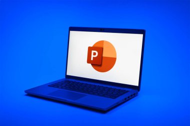 Prag, Çek Cumhuriyeti - 02 21 2025: Powerpoint logosunu gösteren dizüstü bilgisayar.
