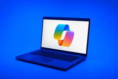 Prag, Çek Cumhuriyeti - 02 21 2025: Yüzeyde Copilot logosu gösteren dizüstü bilgisayar.