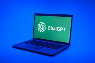 Prag, Çek Cumhuriyeti - 02 21 2025: ChatGPT logosunu gösteren dizüstü bilgisayar.