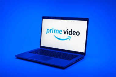 Prag, Çek Cumhuriyeti - 02-21-2025: Prime Video logosunu gösteren dizüstü bilgisayar.
