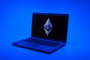 Prag, Çek Cumhuriyeti - 02 21 2025: Ethereum logosunu gösteren dizüstü bilgisayar.