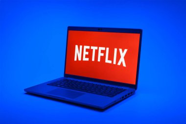Prag, Çek Cumhuriyeti - 02 21 2025: Netflix logosunu gösteren dizüstü bilgisayar.