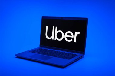Prag, Çek Cumhuriyeti - 02 21 2025: Uber logosunu gösteren dizüstü bilgisayar.