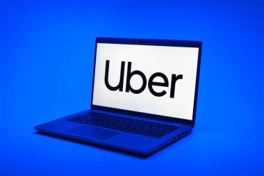 Prag, Çek Cumhuriyeti - 02 21 2025: Uber logosunu gösteren dizüstü bilgisayar.